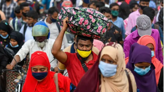 ফেরিঘাটে মানুষের ভিড়।