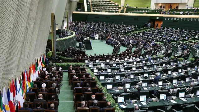 مراسم تحلیف در ساختمان مجلس ایران واقع در میدان بهارستان تهران برگزار شد