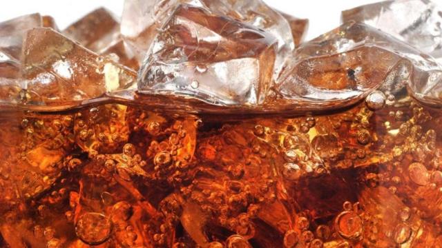 Vaso de Coca-Cola con hielo