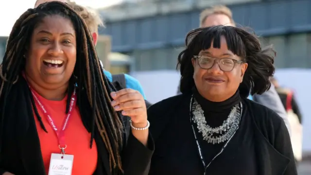 Bell Ribeiro-Addy (bidix) iyo Diane Abbott (midig) ayaa arintaa ka cadhooday