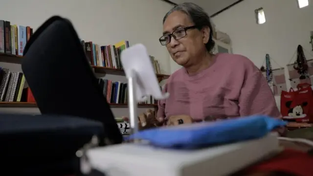 Pendamping Meriance dan juga aktivis anti-perdagangan manusia, Emmy Sahertian.