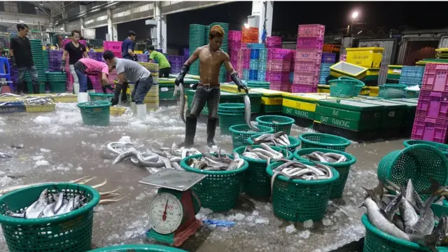 แรงงานต่างด้าวที่ทำงานในตลาดค้าส่งอาหารทะเลแห่งหนึ่งใน จ.สมุทรสาคร