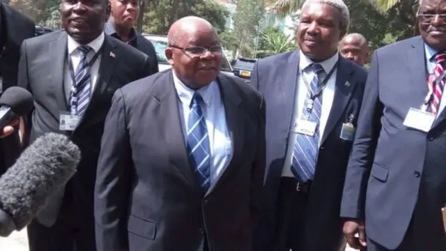 Umuhuza mu biganiro bihuza abarundi, Benjamin Mkapa (uri hagati yambaye indorerwamo)