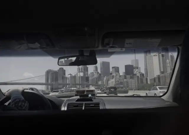 Panorama de la ciudad de Nueva York a través de la ventana de un taxi