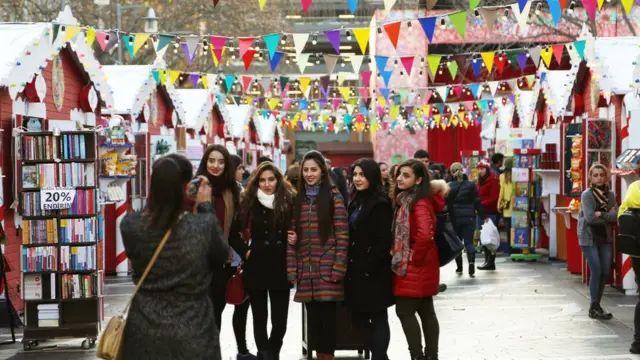 Bakıda Yeni ilin yolkasını bəzəyirlər