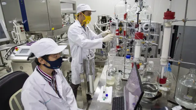 Peneliti beraktivitas di ruang riset vaksin Merah Putih di kantor Bio Farma, Bandung, Jawa Barat, Rabu (12/8/2020)