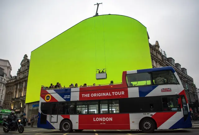 بیلبورد جدید میدان پیکادلی ۷۹۰ متر مربع است