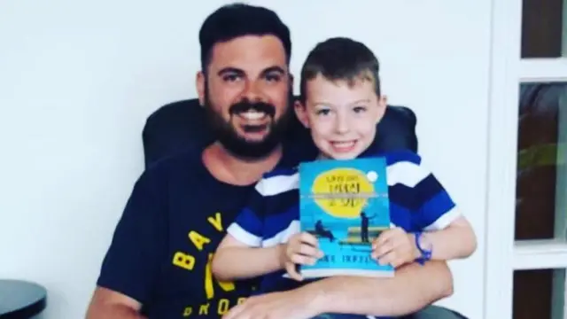 Jude Morrow com o filho e seu novo livro