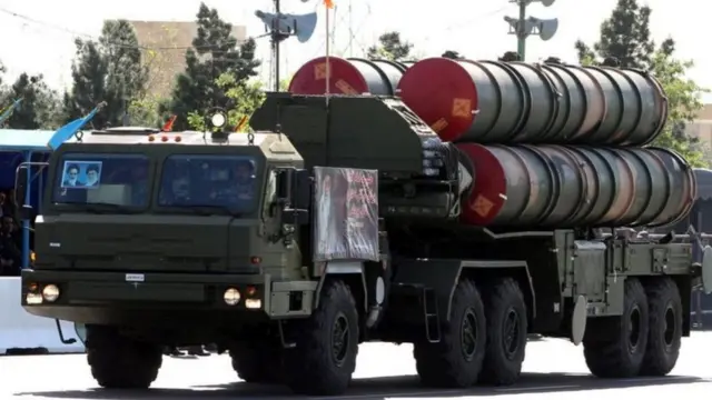 صورة أرشيفية لعرض عسكري إيراني بصواريخ دفاع جوي