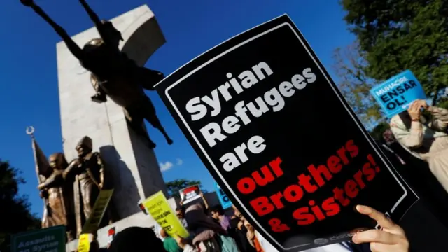 متظاهرات في اسطنبول تضامنا مع اللاجئين السوريين