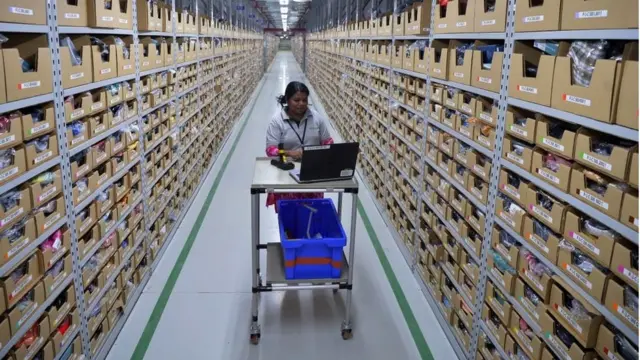 2018年,亞馬遜在印度的員工正在工作。