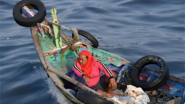 Nelayan menaiki kapal untuk mencari ikan