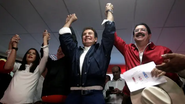 Salvador Nasralla celebra junto a su esposa, Iroshka Elvir, y el expresidente Manuel Zelaya.