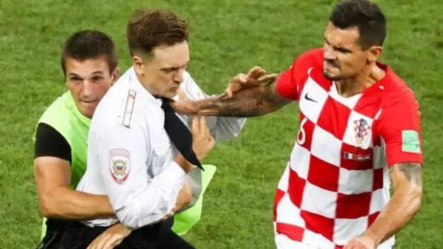 Хорватский футболист держит Верзилова