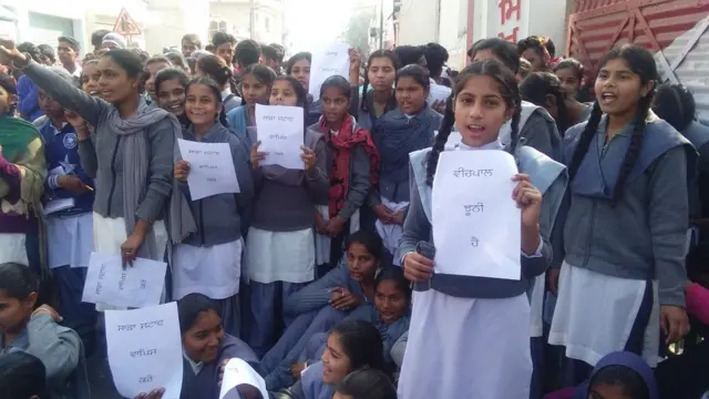 11ਵੀਂ ਜਮਾਤ ਦੀ ਵਿਦਿਆਰਥਣ ਖਿਲਾਫ਼ ਨਾਅਰੇਬਾਜ਼ੀ