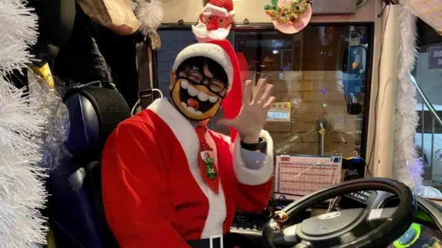 주형민 기사가 운전하는 189번 산타버스는 인기가 많다. 그는 늘 활짝 웃는 얼굴 마스크를 착용하고 사람들에게 인사를 한다