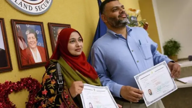 મહિલા અને પુરુષ પ્રમાણપત્ર સાથે