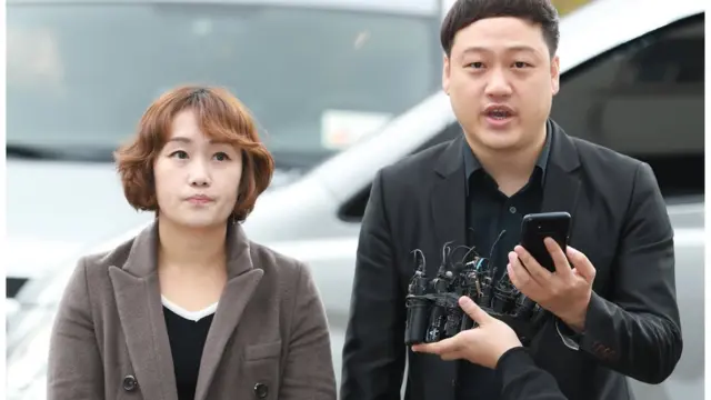 교계 관계자들이 9일 오전 인천시 부평경찰서 앞에서 기자회견을 열고 '인천 목사 그루밍 성범죄를 철저히 조사하라'며 기자회견을 열고 입장을 밝히고 있다