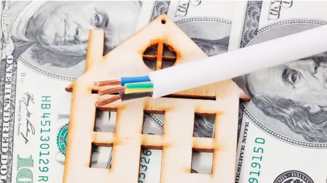 Imagem ilustrativa de um cabo sobre dólares