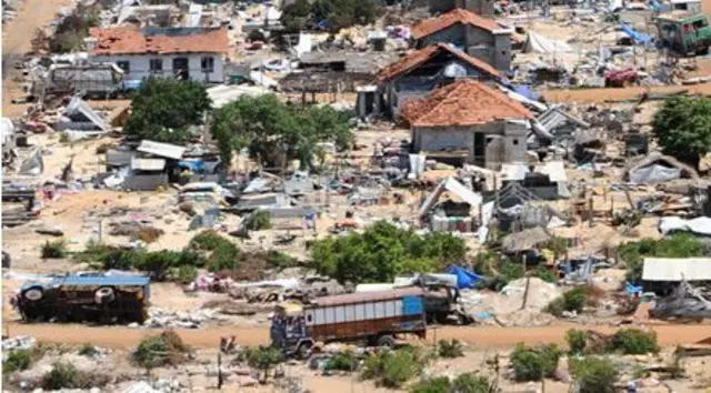 යුද්ධයේ අවසාන අදියරයේ මානව හිමිකම් උල්ලංඝනය කළ බවට ශ්‍රී ලංකා හමුදාව සහ එල්ටීටීඊ සංවිධානය චෝදනාවට ලක් වේ