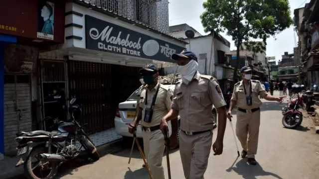 कोरोना, पोलीस