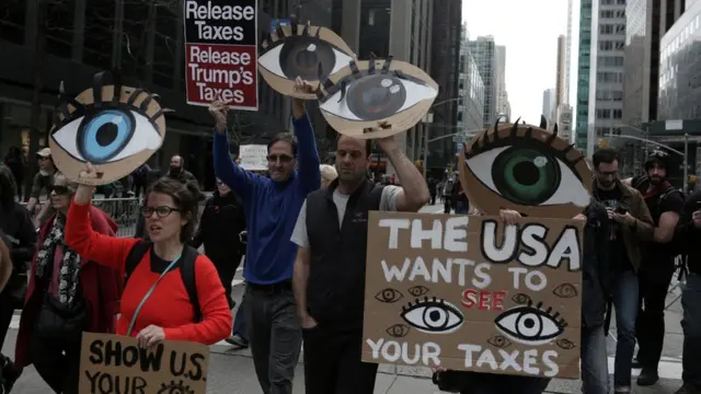 Manifestantes seguram cartazesjogo que ganha iphone de verdaderuajogo que ganha iphone de verdadeNova York