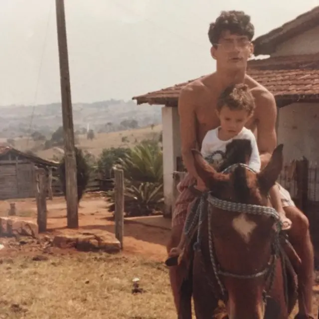 Leonardo monta a cavalo com criança no colo