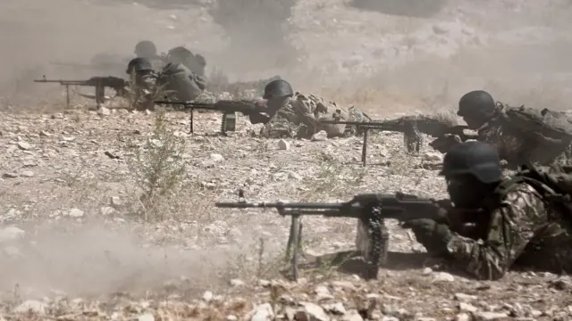 Operasyona kaşı hazırlık yapan Ulusal Kurtuluş Cephesi militanları.