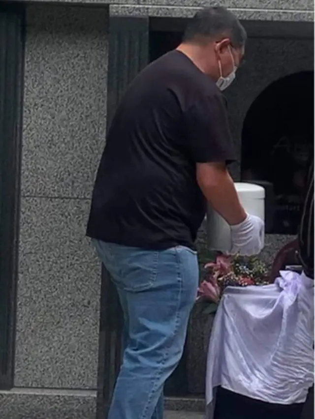 Marcos Nakai entregando a urna com as cinzas do pai, Akio Nakai, para ser armazenada no Memorial Restart Community
