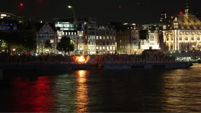 Начало сожжения макета Лондона.