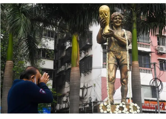 कोलकात्यामधला दिएगो मॅराडोनांचा पुतळा