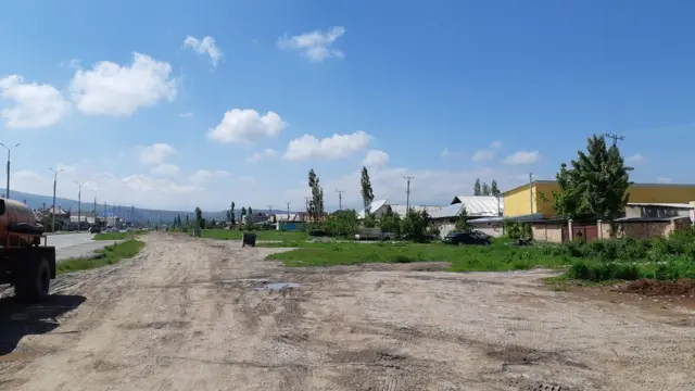 Сөз болуп жактан Чортеков көчөсүнүн бою. 2019-жыл 4-май