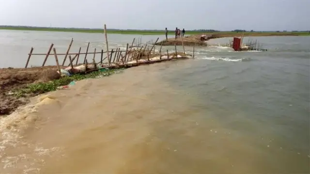 বাঁধ সংস্কার নিয়ে কাজ চলছে