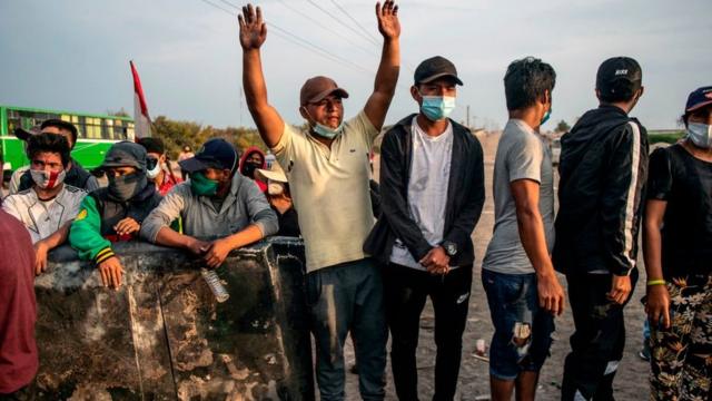 Trabalhadores rurais bloqueiam rodovia para exigir reformas trabalhistas, melhores salários e outros benefícios para os trabalhadores do setor agrícola em Ica, Peru