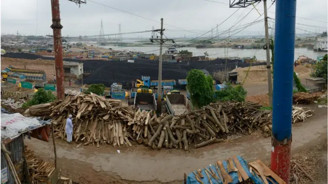 অনেক স্থান কাঠ পুড়িয়ে কয়লা তৈরি করা হয়