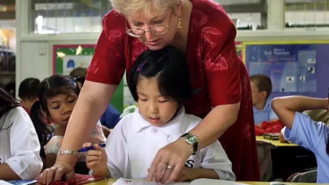 澳大利亞一名小學教師向幾名英語為第二語言的學生教授故事寫作技巧。