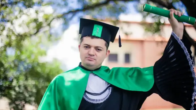 Enã Rezende com o diploma