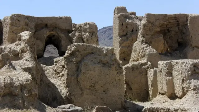 آثار تاریخی مس عینک