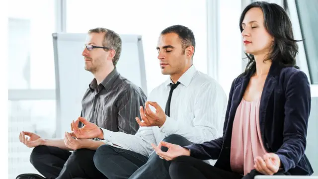 Trabajadores meditando.