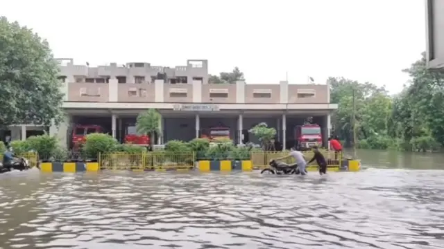 રસ્તાઓ પર પાણી