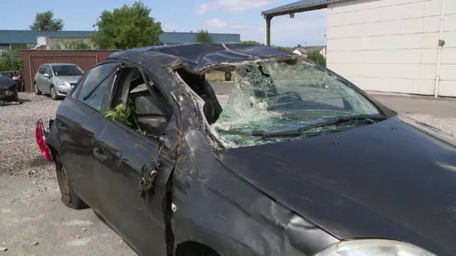 Carro destruído