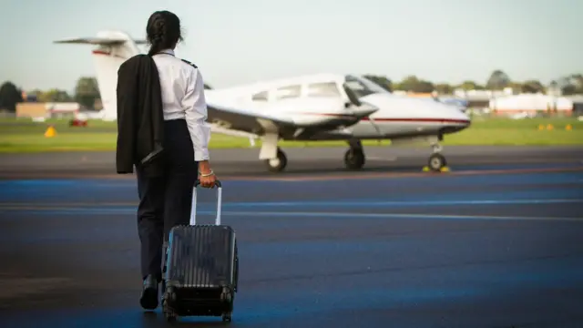 Piloto de avión mujer camina hacia la nave.