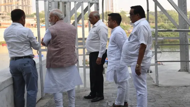 પુલની મુલાકાત લેતા વડા પ્રધાન નરેન્દ્ર મોદી, મુખ્ય મંત્રી ભૂપેન્દ્ર પટેલ અને ગૃહરાજ્યમંત્રી હર્ષ સંઘવી