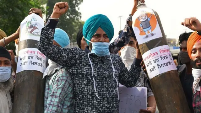 পাঞ্জাবের অমৃতসরে বিধানসভার বাইরে অক্সিজেনের দাবিত বিক্ষোভ