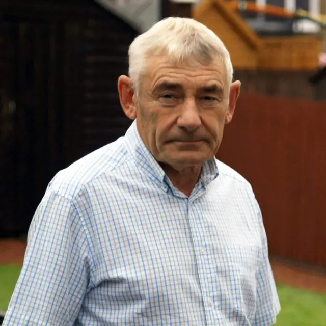 Питер Гизеке услышал, как что-то ударило по двери, выходившей в сад