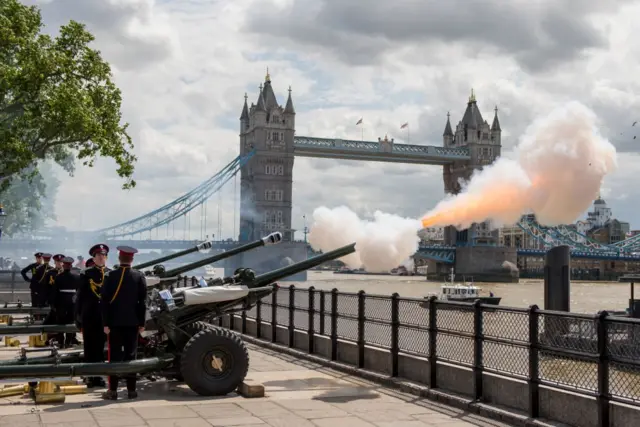 شلیک توپ در لندن