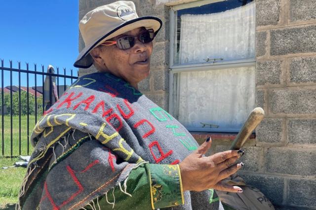 Mulher com óculos escuros e chapéu do ladopokerpassforapokerpassuma casa