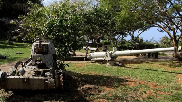 圖為二戰期間日軍在塞班島的最後指揮所反擊美軍時使用的坦克和加農炮。太平洋戰場上,美軍付出巨大代價拿下塞班島。