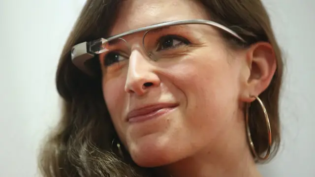 Una mujer con unos Google Glass