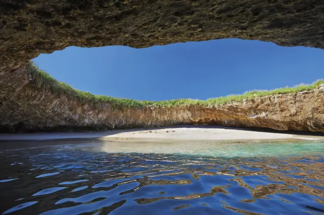 Playa Escondida o Playa del Amor en el Parque Nacional Islas Marietas de la Riviera Nayarit de México.